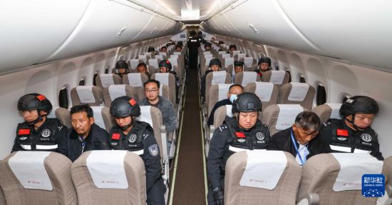 1月30日，白所成、白應(yīng)蒼、魏懷仁、劉正祥、劉正茂、徐老發(fā)等10名緬北重大犯罪嫌疑人在被押解回國(guó)的飛機(jī)上。新華社記者 殷剛 攝