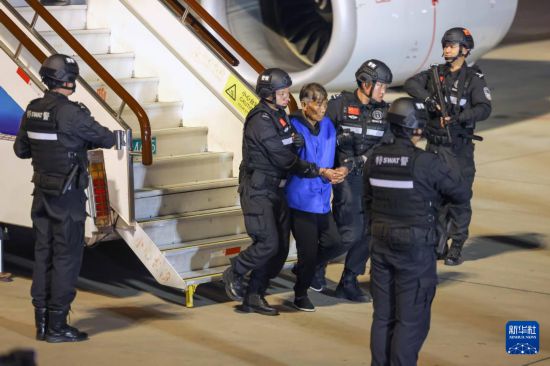 1月30日，在云南昆明長(zhǎng)水機(jī)場(chǎng)，緬北重大犯罪嫌疑人白所成被我公安機(jī)關(guān)成功押解回國(guó)。新華社記者 殷剛 攝
