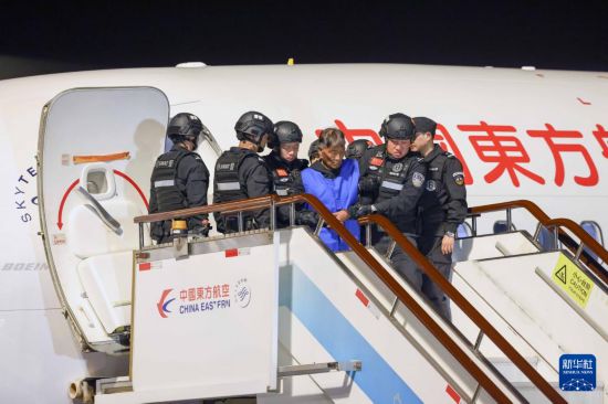 1月30日，在云南昆明長(zhǎng)水機(jī)場(chǎng)，緬北重大犯罪嫌疑人白所成被我公安機(jī)關(guān)成功押解回國(guó)。新華社記者 殷剛 攝