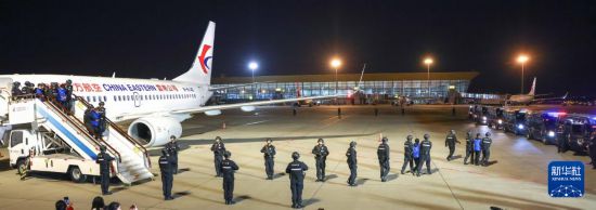 1月30日，在云南昆明長(zhǎng)水機(jī)場(chǎng)，白所成、白應(yīng)蒼、魏懷仁、劉正祥、劉正茂、徐老發(fā)等10名緬北重大犯罪嫌疑人被我公安機(jī)關(guān)成功押解回國(guó)。新華社記者 殷剛 攝