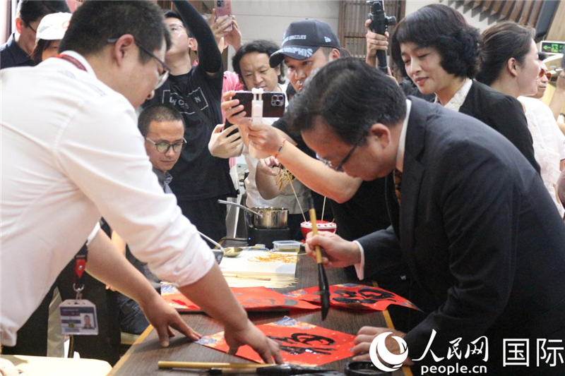 中國駐菲律賓大使黃溪連出席活動并與留菲學子共迎新春。人民網(wǎng)記者樊帆 攝