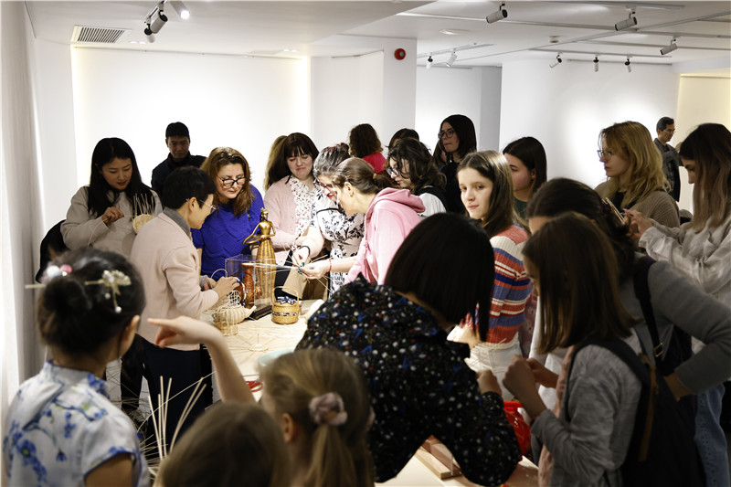 羅馬尼亞觀眾體驗安溪竹藤編技藝。 布加勒斯特中國文化中心供圖