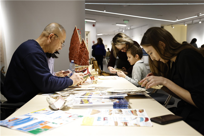 中國泉州非遺大師現(xiàn)場指導(dǎo)制作水密隔艙福船制造技藝。 布加勒斯特中國文化中心供圖