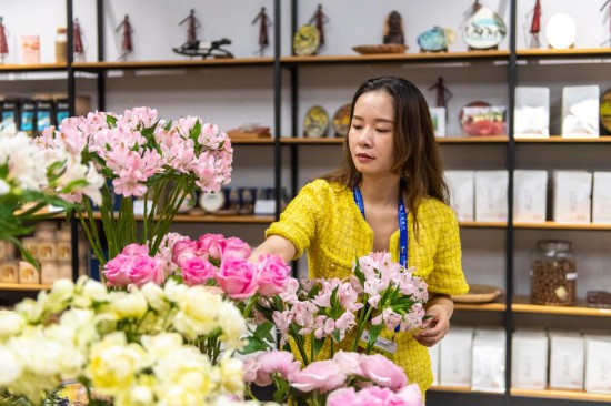 2023年7月1日，在位于湖南省長(zhǎng)沙市的湖南高橋大市場(chǎng)，中非經(jīng)貿(mào)博覽會(huì)常設(shè)展館展區(qū)肯尼亞館工作人員在整理產(chǎn)自非洲的鮮花。新華社記者 陳思汗 攝