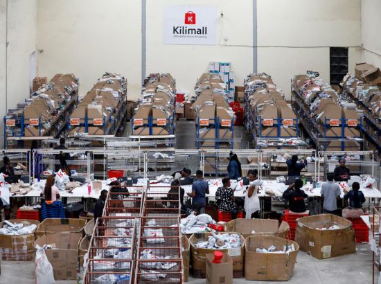 2023年11月11日，在肯尼亞姆洛隆戈，Kilimall員工在倉(cāng)庫(kù)內(nèi)工作。新華社記者 李亞輝 攝