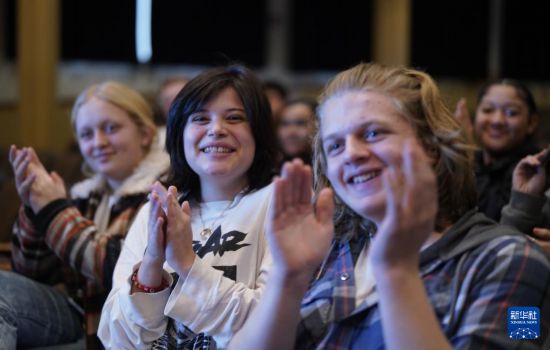 1月30日，在美國華盛頓州塔科馬市林肯中學(xué)，將于3月啟程赴華交流的林肯中學(xué)12年級(jí)學(xué)生蒙特塞拉特·羅梅羅-羅查（中）參加美國中學(xué)生赴華交流歡送儀式。新華社記者 吳曉凌 攝