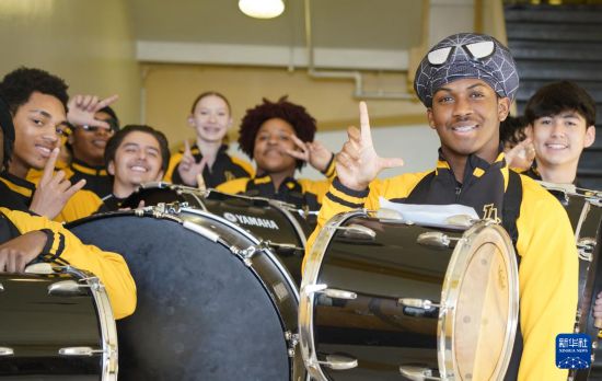 1月30日，在美國華盛頓州塔科馬市林肯中學(xué)，學(xué)校鼓樂隊(duì)準(zhǔn)備在美國中學(xué)生赴華交流歡送儀式上表演。新華社記者 吳曉凌 攝