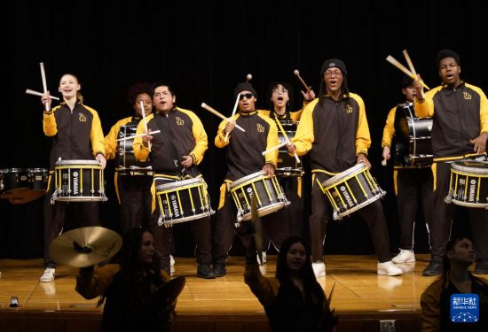 1月30日，在美國華盛頓州塔科馬市林肯中學(xué)，學(xué)校鼓樂隊(duì)在美國中學(xué)生赴華交流歡送儀式上表演。新華社記者 吳曉凌 攝