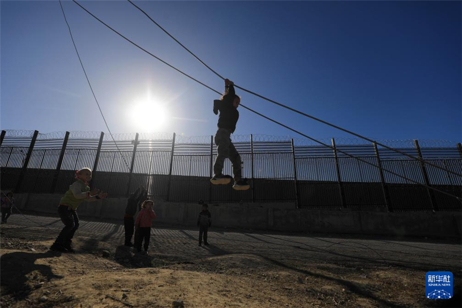 1月31日，在加沙地帶南部城市拉法同埃及邊境地區(qū)，巴勒斯坦兒童在玩耍。新華社發(fā)（亞西爾·庫迪攝）