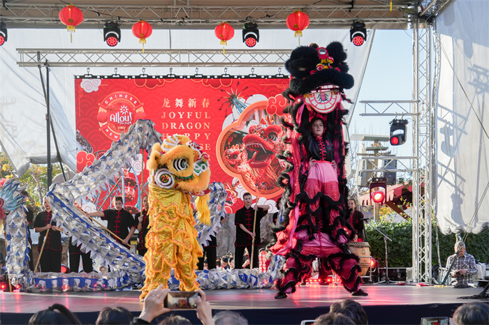 中國駐希臘大使館大使肖軍正與希方嘉賓為舞龍點睛。     希臘小朋友進行舞龍舞獅表演?！吨邢r報》供圖