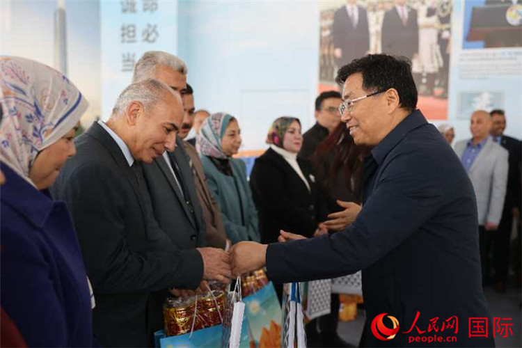 中建埃及分公司董事長常偉才為埃及師生發(fā)放新年禮包。人民網(wǎng)記者 黃培昭攝