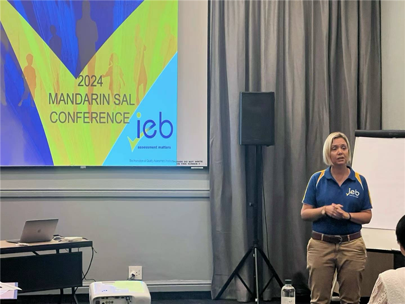 羅賓·莫瓦特女士對2023年“南非漢語高考”情況進行數(shù)據(jù)分析總結(jié)。（圖片來源：南非中國文化和國際教育交流中心孔子課堂）