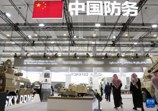 2月5日，在沙特阿拉伯利雅得，人們在中國展區(qū)參觀。新華社記者 王東震 攝