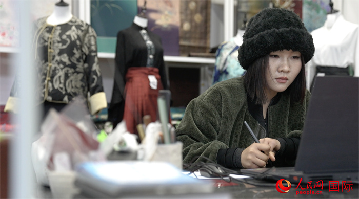 1月23日，在山東省菏澤市曹縣有愛(ài)云倉(cāng)直播基地，張子晨正在設(shè)計(jì)漢服。 人民網(wǎng)記者 袁蒙攝