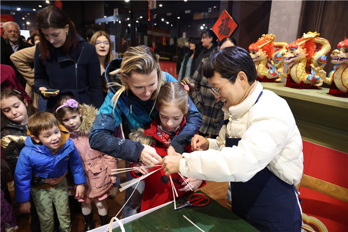 2024年“歡樂(lè)春節(jié)”《閩南風(fēng)情》文藝演出和泉州非物質(zhì)文化遺產(chǎn)展演2月6日在塞爾維亞斯梅代雷沃文化中心舉行。圖為當(dāng)?shù)孛癖婓w驗(yàn)中國(guó)非遺手工藝。 貝爾格萊德中國(guó)文化中心供圖