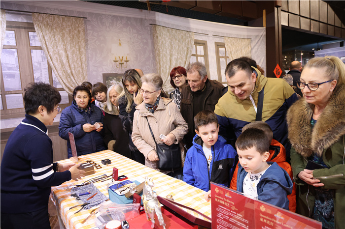 2024年“歡樂(lè)春節(jié)”《閩南風(fēng)情》文藝演出和泉州非物質(zhì)文化遺產(chǎn)展演2月6日在塞爾維亞斯梅代雷沃文化中心舉行。圖為當(dāng)?shù)孛癖婓w驗(yàn)中國(guó)非遺手工藝。 貝爾格萊德中國(guó)文化中心供圖