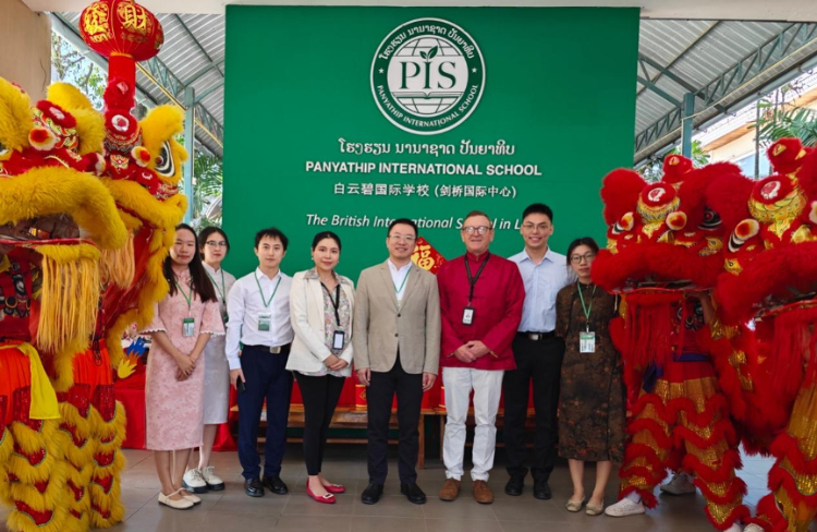 駐老撾使館臨時(shí)代辦王暢與白云碧國際學(xué)校校方、參會(huì)志愿者教師合影。活動(dòng)主辦方供圖