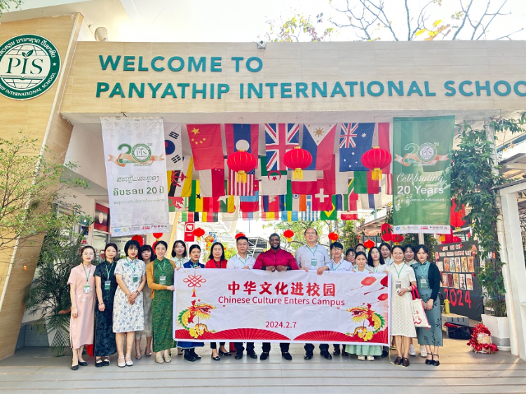 駐老撾使館政治處主任杜長青與白云碧國際學(xué)校校方、參會(huì)志愿者教師合影?；顒?dòng)主辦方供圖