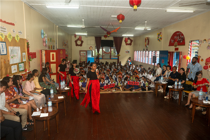 中華學校學生表演扇子舞。