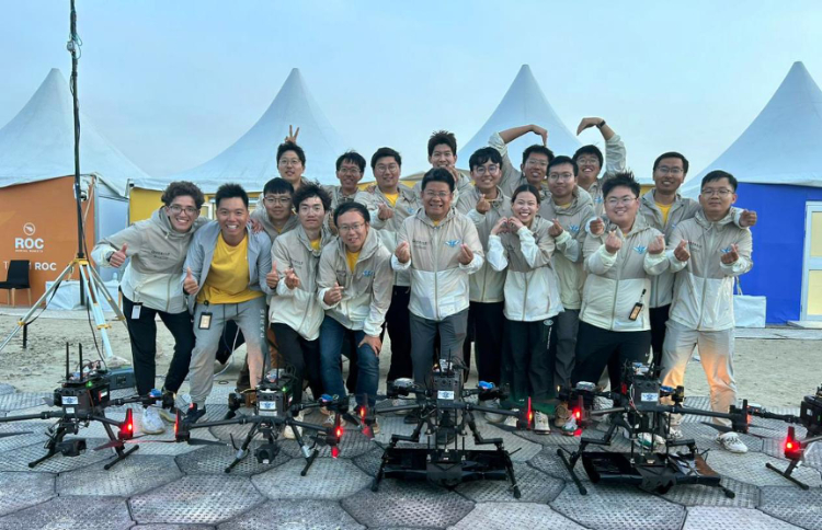 飛鷹隊部分隊員在賽后合影。北京理工大學(xué)供圖