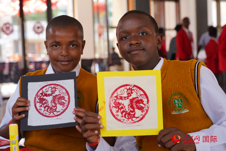 學(xué)生展示拓印作品。人民網(wǎng)記者 黃煒鑫攝