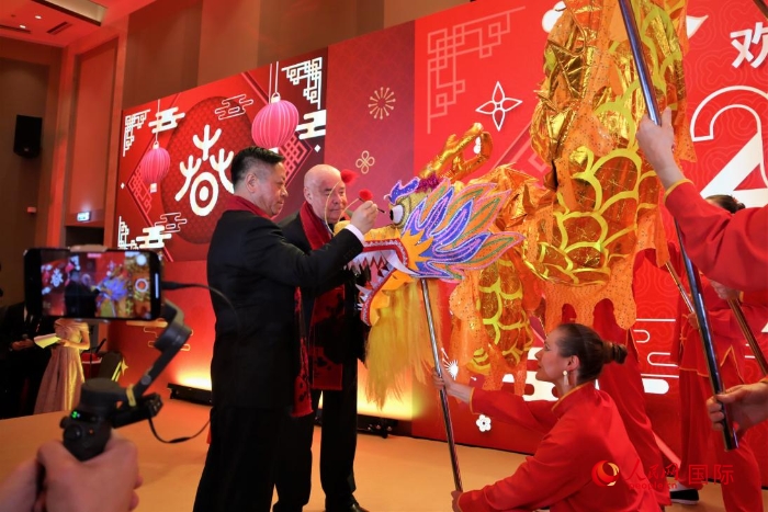 張漢暉（左）、施威特科（右）共同為彩龍點睛。于子恒攝