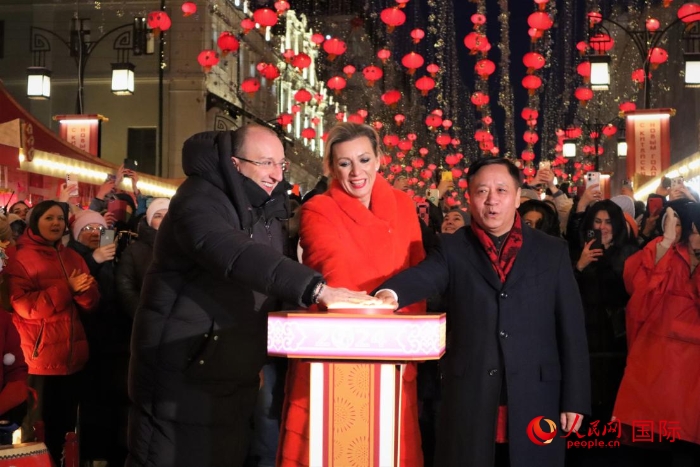 張漢暉、扎哈羅娃、科茲洛夫（從右至左）共同按下活動啟動按鈕。于子恒攝