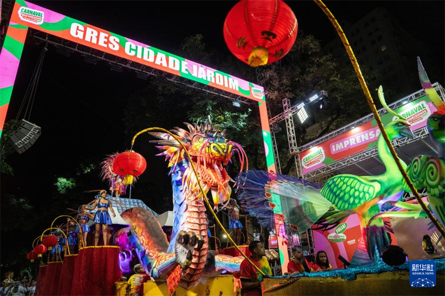 這是2月14日凌晨在巴西貝洛奧里藏特拍攝的“城市花園”舞校的花車。新華社記者 王天聰攝