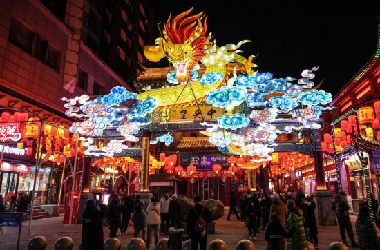 2月11日，游客在沈陽中街游覽。春節(jié)期間，各地?zé)艋痂?、火樹銀花，呈現(xiàn)出一幕幕流光溢彩的視覺盛宴。（新華社記者潘昱龍攝）