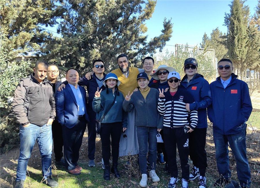 中國醫(yī)生們與穆罕默德一家人合影留念。中國第28批援阿爾及利亞醫(yī)療隊塞地夫分隊供圖