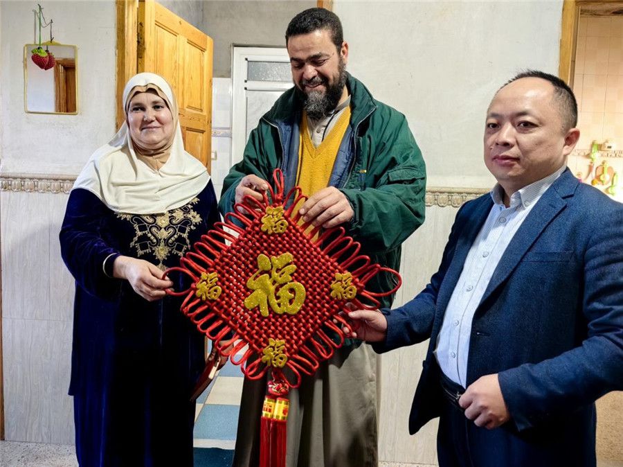 中國醫(yī)生向穆罕默德贈送中國新春福字。中國第28批援阿爾及利亞醫(yī)療隊塞地夫分隊供圖