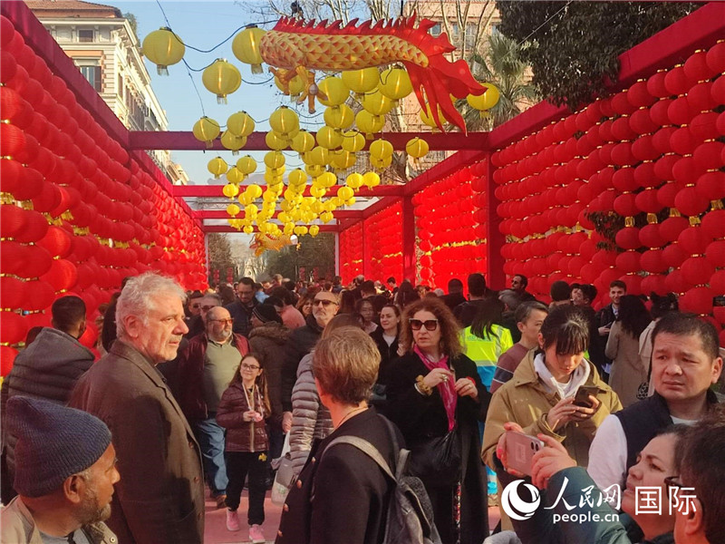 游園會入口處張燈結彩，人流如織。人民網記者鄭彬攝