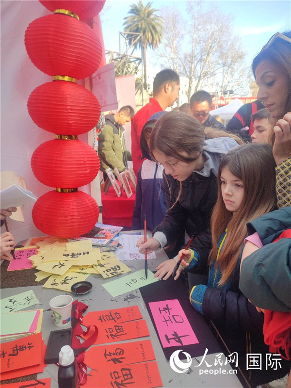 羅馬當地民眾對漢字充滿興趣。人民網記者鄭彬攝