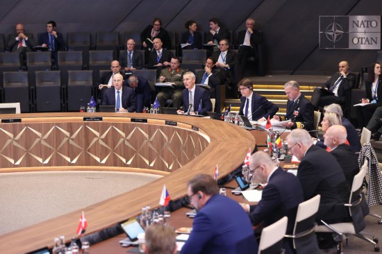 這是2月15日在比利時布魯塞爾拍攝的北約防長會現(xiàn)場。為期一天的北約成員國國防部長會議15日在比利時首都布魯塞爾結(jié)束。會議就加強北約的威懾和防御以及對烏克蘭的支持等問題展開討論。新華社記者趙丁喆攝