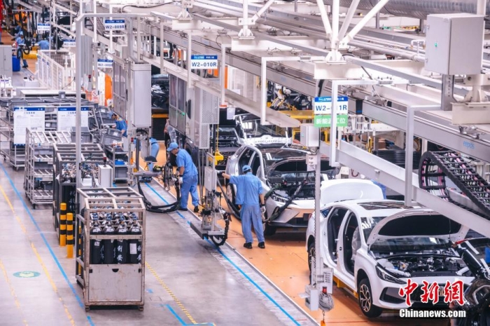 資料圖：工人在新能源汽車(chē)生產(chǎn)線上作業(yè)。李南軒 攝