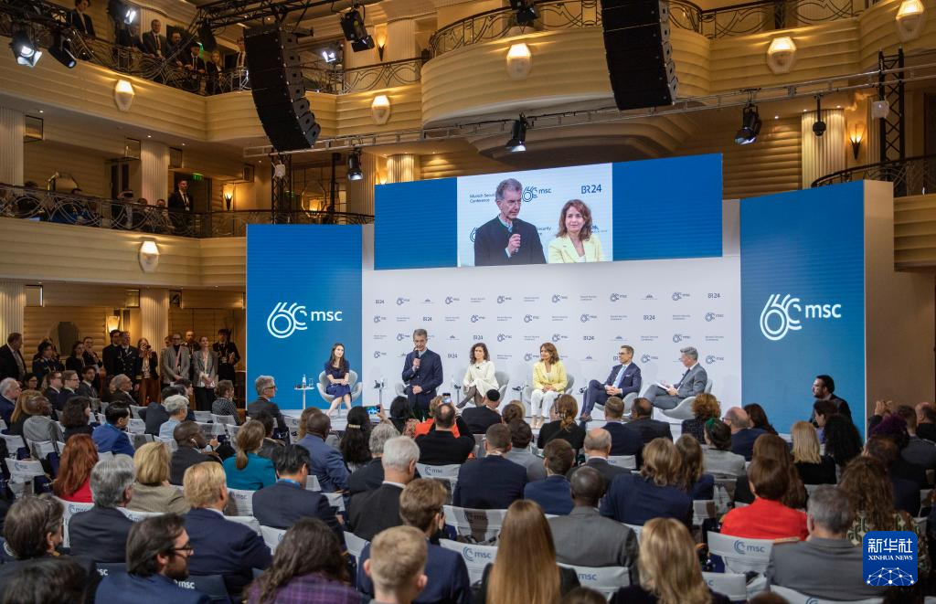 2月18日，慕安會主席克里斯托夫·霍伊斯根（中左二）在德國慕尼黑舉行的第60屆慕尼黑安全會議上發(fā)表閉幕致辭。新華社記者 張帆 攝