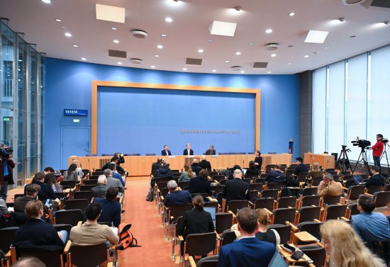 這是2月12日在德國(guó)柏林拍攝的《2024年慕尼黑安全報(bào)告》發(fā)布現(xiàn)場(chǎng)。新華社記者 任鵬飛 攝