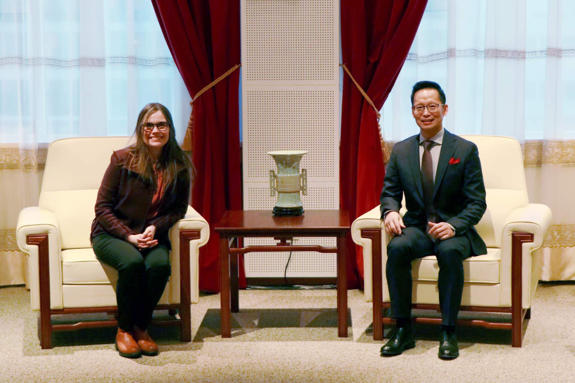 冰島總理雅各布斯多蒂爾（右一）與中國駐冰島大使何儒龍合影。中國駐冰島大使館供圖