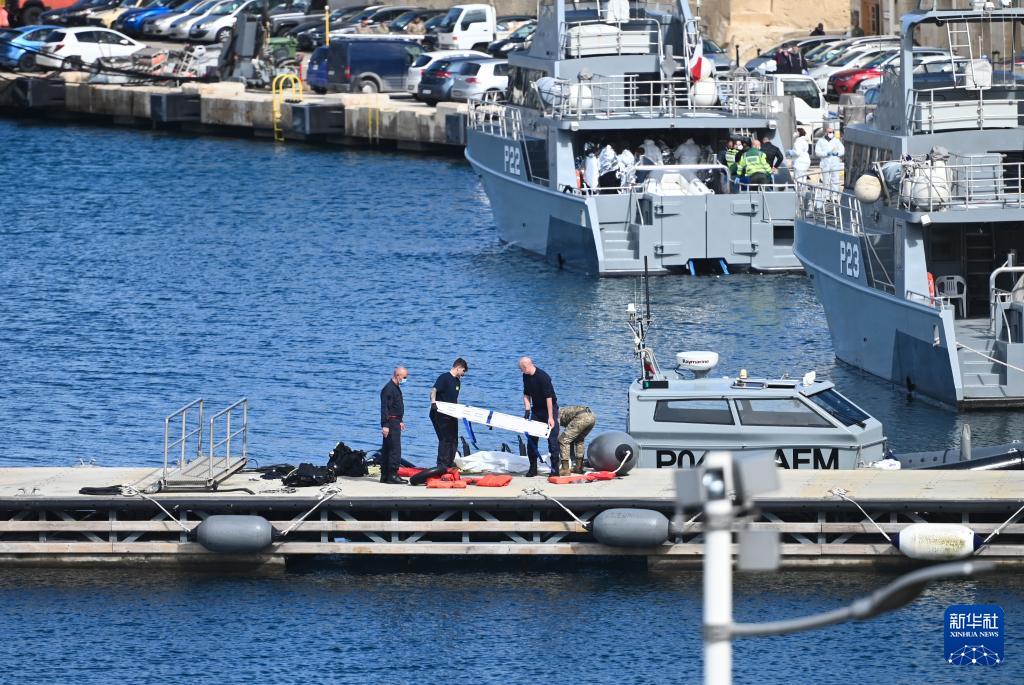 2月23日，在馬耳他皮耶塔，工作人員準備搬運一具非法移民遇難者遺體。新華社發(fā)（喬納森·博格攝）