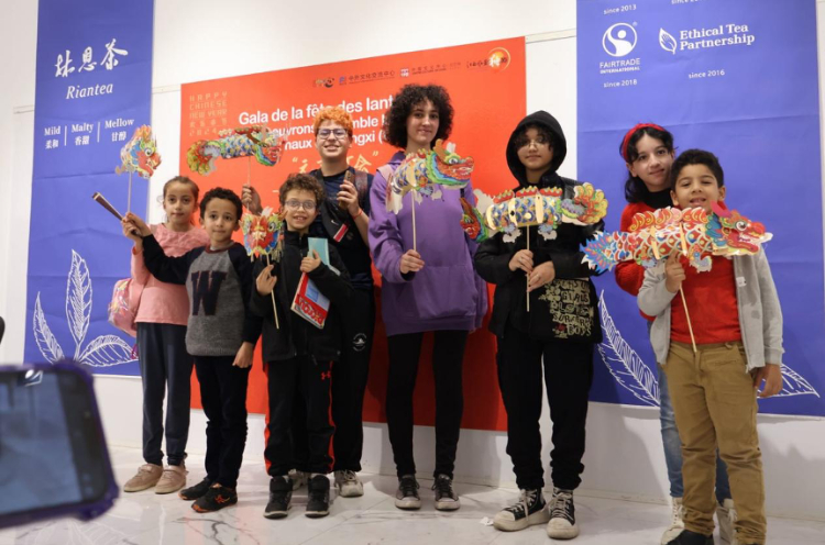 孩子們拿著元宵彩燈合影。拉巴特中國(guó)文化中心供圖