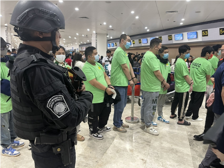 中國和菲律賓兩國執(zhí)法部門合作遣返在菲從事離岸博彩的中國公民。駐菲律賓使館供圖