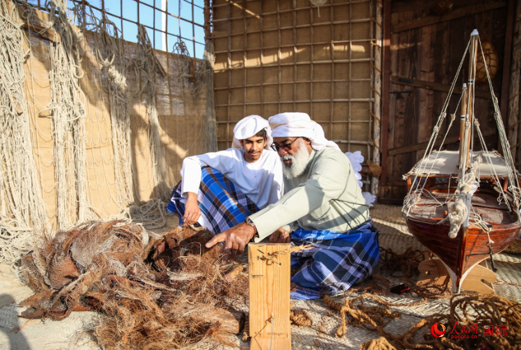 手工藝者展示如何用棕櫚葉制作繩子。人民網(wǎng) 塔里克·易卜拉欣攝