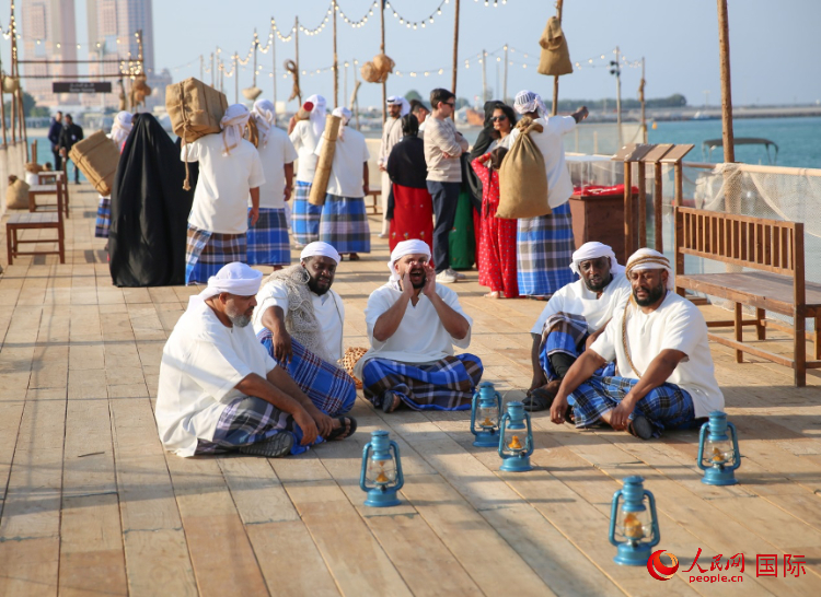 演藝人員展示售賣產(chǎn)品的場景。人民網(wǎng) 塔里克·易卜拉欣攝