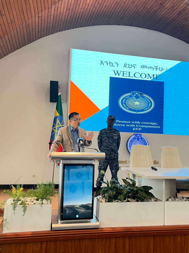 圖為駐埃塞使館首席館員申欽民公參致辭。亞的斯亞貝巴大學(xué)孔子學(xué)院供圖