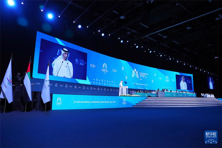 2月26日，在阿聯(lián)酋首都阿布扎比，阿聯(lián)酋外貿(mào)國(guó)務(wù)部長(zhǎng)、世貿(mào)組織第13屆部長(zhǎng)級(jí)會(huì)議主席薩尼·澤尤迪在世界貿(mào)易組織第13屆部長(zhǎng)級(jí)會(huì)議開幕式上致辭。新華社發(fā)（世界貿(mào)易組織供圖）