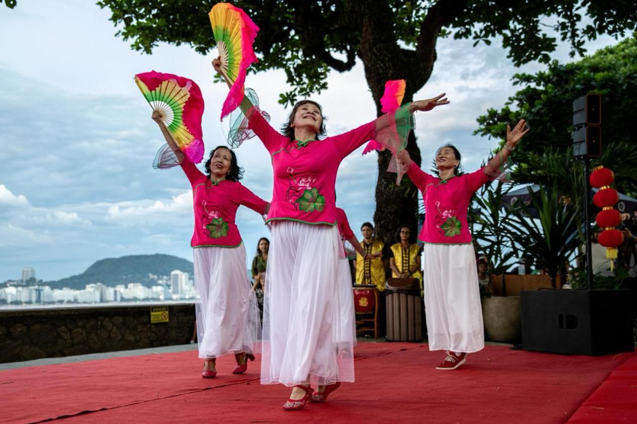 當(dāng)?shù)貢r間2月24日晚，2024年元宵節(jié)慶?；顒釉诎臀骼锛s熱內(nèi)盧市科帕卡巴納要塞舉辦。巴西山河文化促進中心供圖