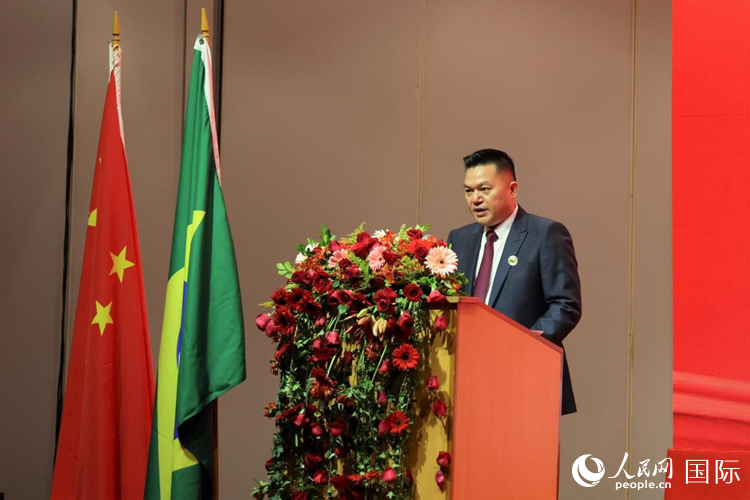 巴西和統(tǒng)會新任會長張小春發(fā)表就職演講。人民網(wǎng)記者 時元皓攝