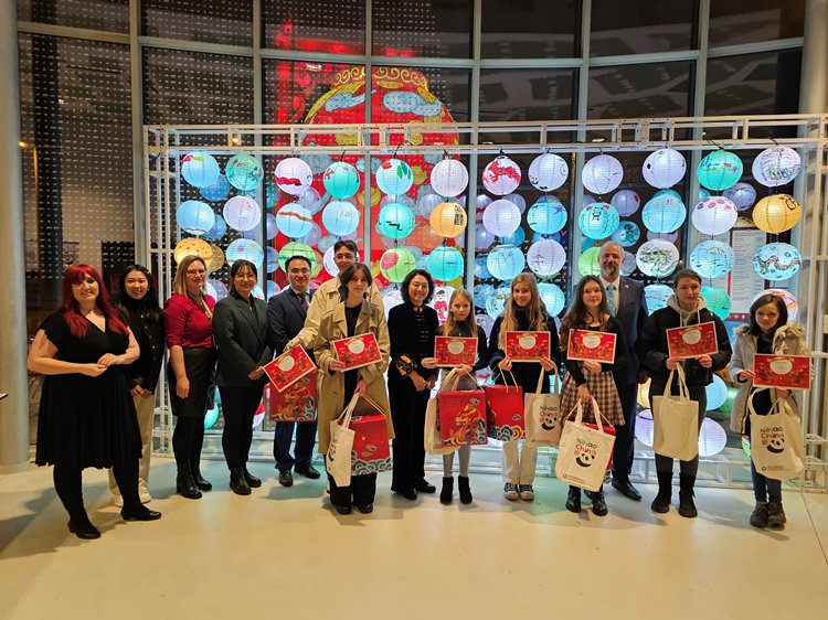 獲獎(jiǎng)學(xué)生合影。翟朝暉攝