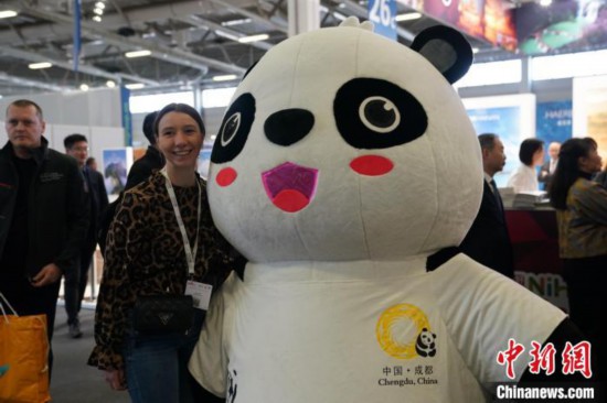 3月5日，2024年柏林國(guó)際旅游交易會(huì)(ITB)在柏林會(huì)展中心拉開(kāi)帷幕。以“你好！中國(guó)”為主題的中國(guó)展區(qū)當(dāng)日亮相展會(huì)。圖為觀眾與大熊貓人偶合影。中新社記者 馬秀秀 攝