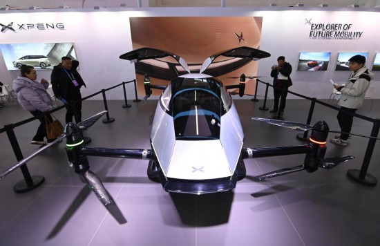 2023年12月1日，在鏈博會智能汽車鏈展區(qū)小鵬汽車展臺，參觀者觀看一臺智能飛行器。新華社記者蔡湘鑫攝